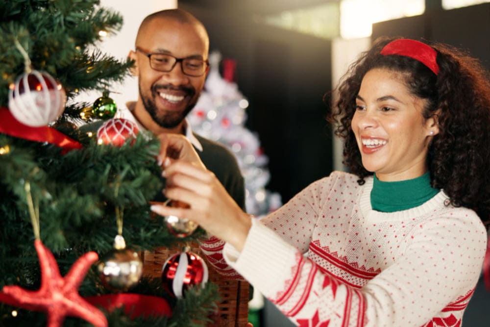 Decore vitrines de Natal com enfeites adquiridos no atacado